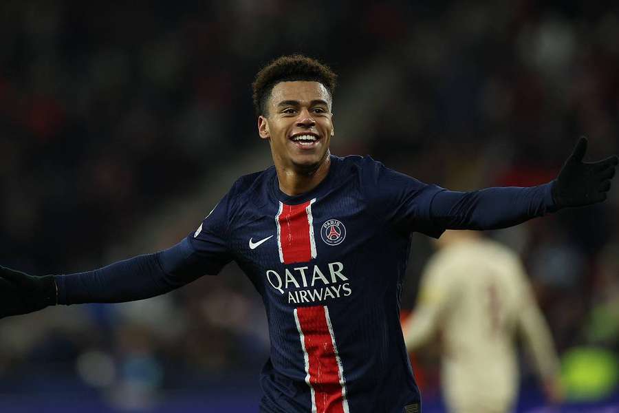 Désiré Doué cria expectativa para se firmar como titular do PSG