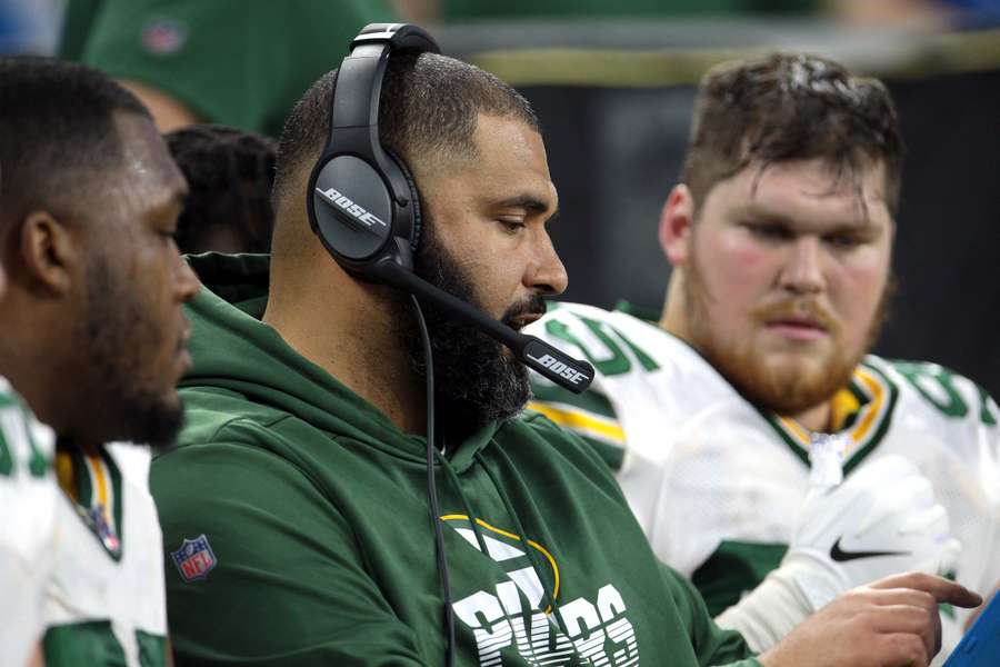 Coach Jerry Montgomery talking to Green Bay Packers defensive lineman during a game (2019)
