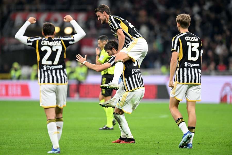 Juventus pokonuje Milan dzięki trafieniu Locatellego. Czerwona kartka Thiawa