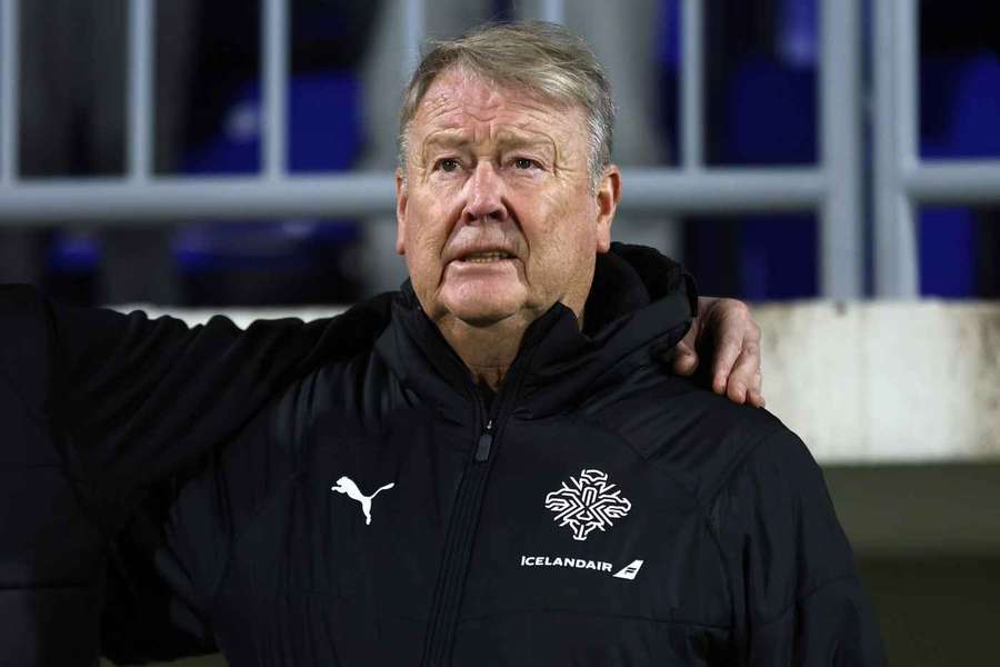 Åge Hareide 2024 an der Seitenlinie Islands.