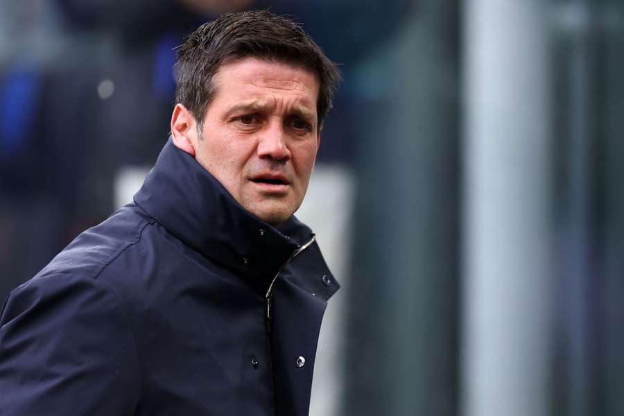 Chivu trebuie să-i readucă pe linia de plutire pe jucătorii săi după ratarea calificării la Cupa Mondială