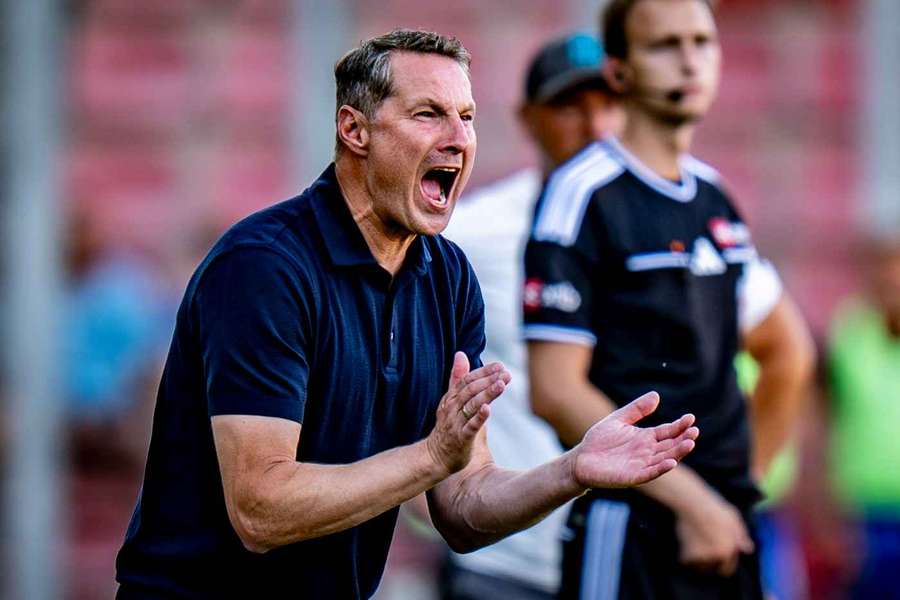 Trenér Brian Priske musel řešit nepříjemnost během střídání Sparty. Trenér Brian Priske musel řešit nepříjemnost během střídání Sparty.