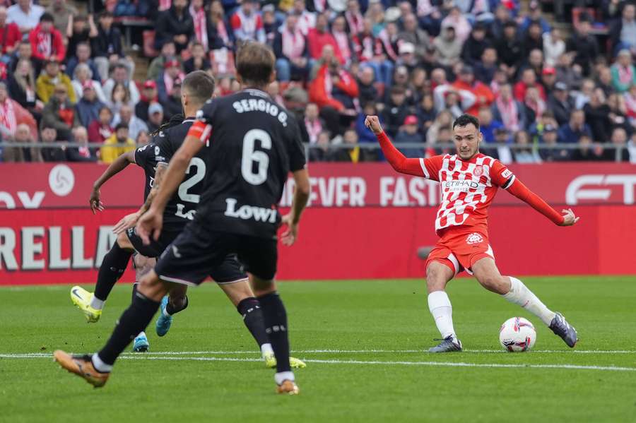 Arnau Martínez van Girona trapt de bal in de thuiswedstrijd tegen Leganés