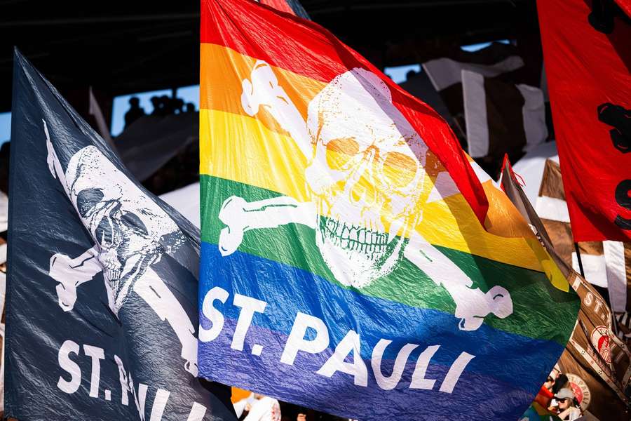 Regenbogenfahne von Pauli-Fans
