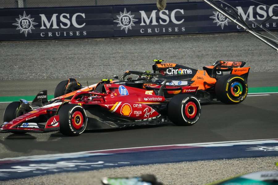 Carlos Sainz im Zweikampf mit Lando Norris.