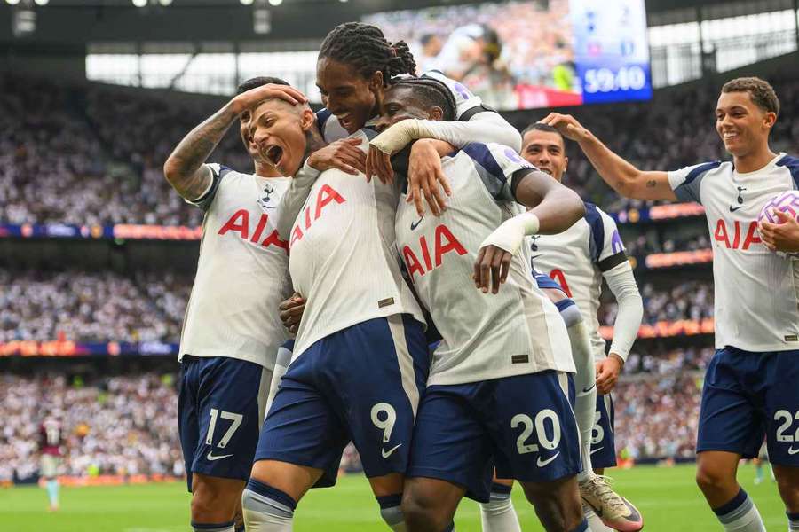 Richarlison celebra un gol con el Tottenham