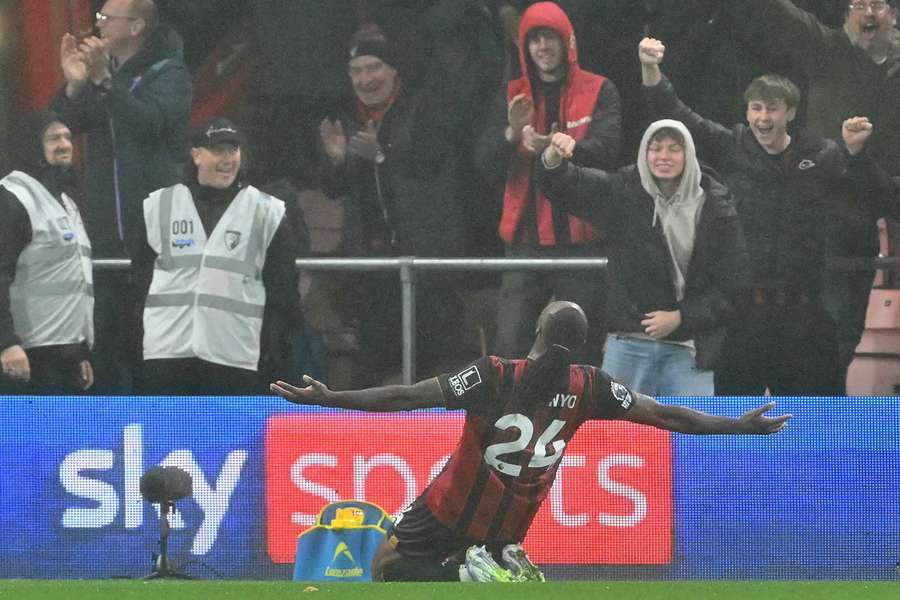 Semenyo bisou pelo Bournemouth