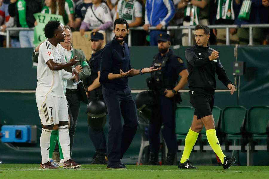 Alvaro Arbeloa și-a confirmat plecarea de la Real Madrid: "Nu există nicio posibilitate să fiu alături de Mourinho" Alvaro Arbeloa și-a confirmat plecarea de la Real Madrid: "Nu există nicio posibilitate să fiu alături de Mourinho"