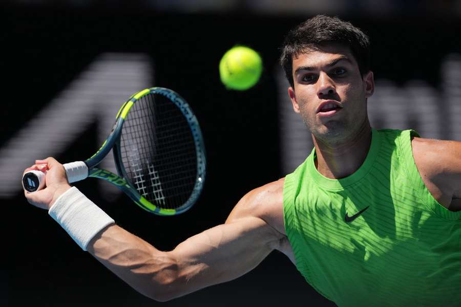 Carlos Alcaraz v semifinálovém duelu s Alexanderem Zverevem.