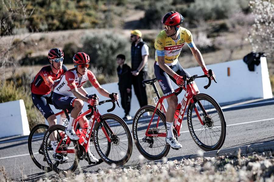 Giulio Ciccone (til højre) har fortsat den gule førertrøje forud for femte og sidste etape af Volta a la Comunitat Valenciana.