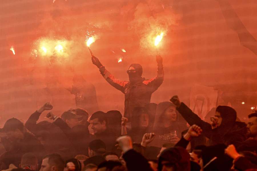 Veel vuurwerk met name aan de kant van de Feyenoordfans