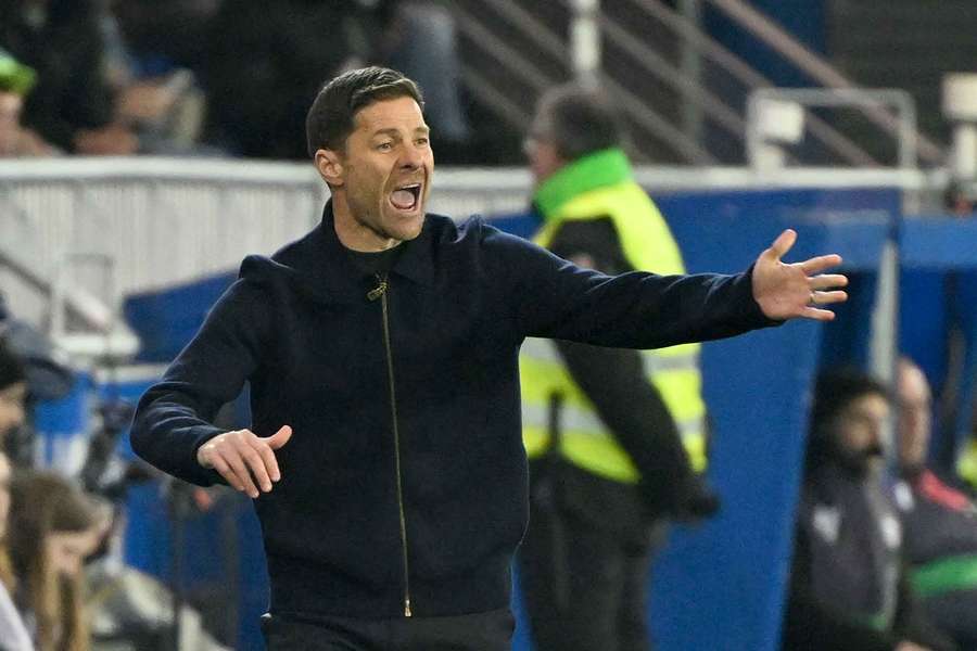 Xabi Alonso reclama una acción a favor del Madrid en Mendizorroza Xabi Alonso reclama una acción a favor del Madrid en Mendizorroza