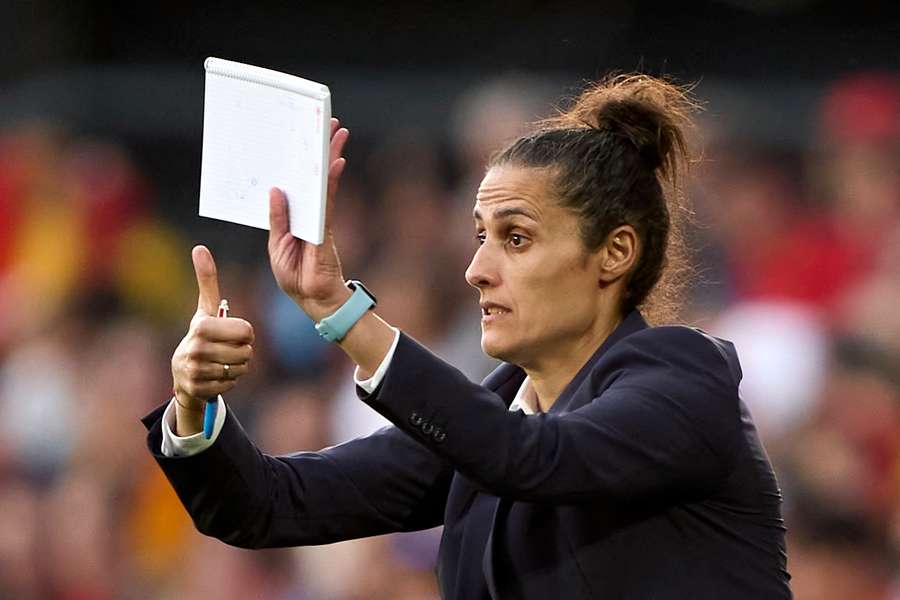 Montse Tomé da órdenes a sus jugadoras.