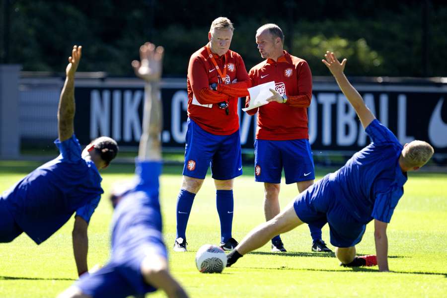 Koeman (l) laat zijn spelers sinds kort synchroonzwemoefeningen uitvoeren