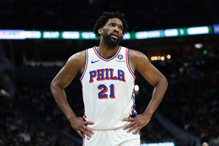 Embiid, frustrado.