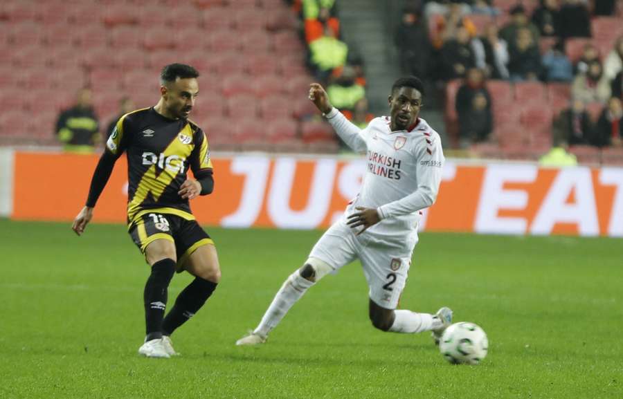 Álvaro García disputa un balón con Joe Mendes durante el partido de ida de octavos de final de la Conference League entre el Samsunspor y el Rayo Vallecano