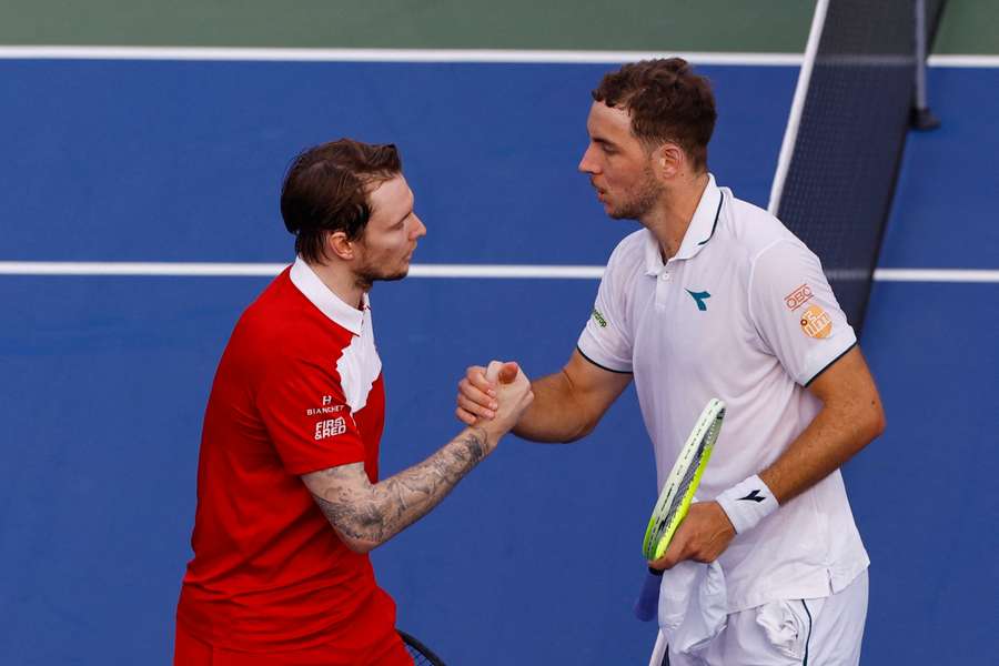 Bublik (l.) und Struff (r.) beim Handshake