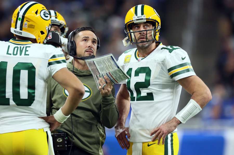Aaron Rodgers (vpravo) a jeho Packers padajú ku dnu. 