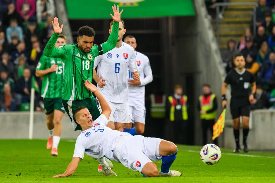Slovenskí futbalisti neuspeli v Severnom Írsku.