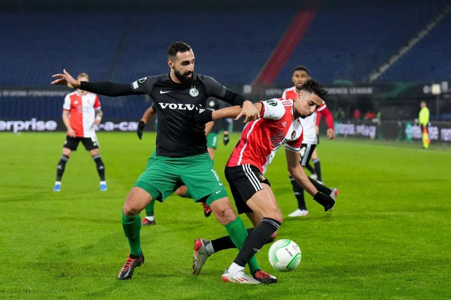 José Rodríguez, con el Maccabi Haifa ante el Feyenoord