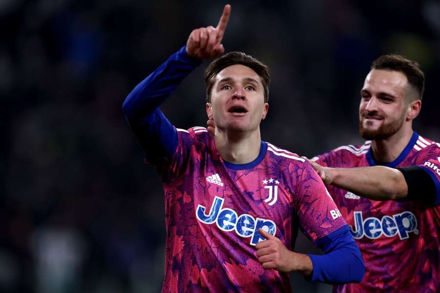 Invaller Federico Chiesa viert zijn winnende treffer en treft met Juventus Lazio in de kwartfinale