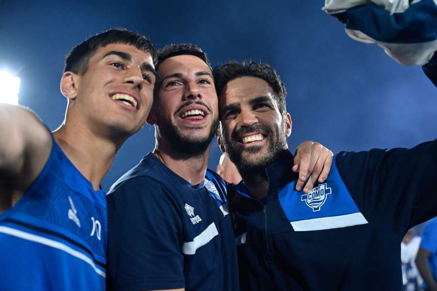Cesc Fàbregas celebra el ascenso con dos de sus jugadores