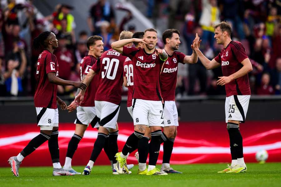 Sjednejte si pojištění od Allianz a získejte dres Sparty jako odměnu.