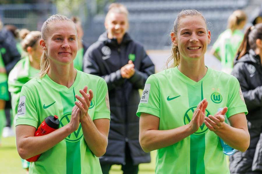 Die Wolfsburgerinnen Janina Minge (l.) und Sarai Linder (r.) applaudieren.