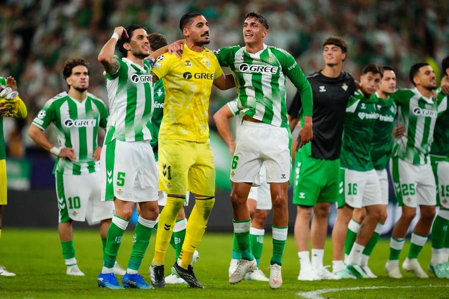Los jugadores del Betis celebran su victoria ante el Oporto