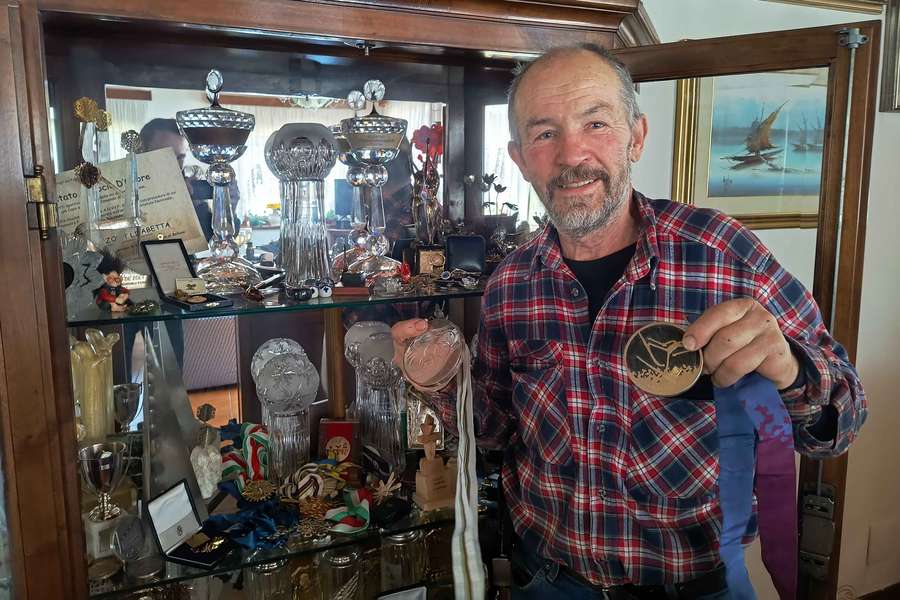 Maurilio De Zolt mit seinen olympischen Medaillen.