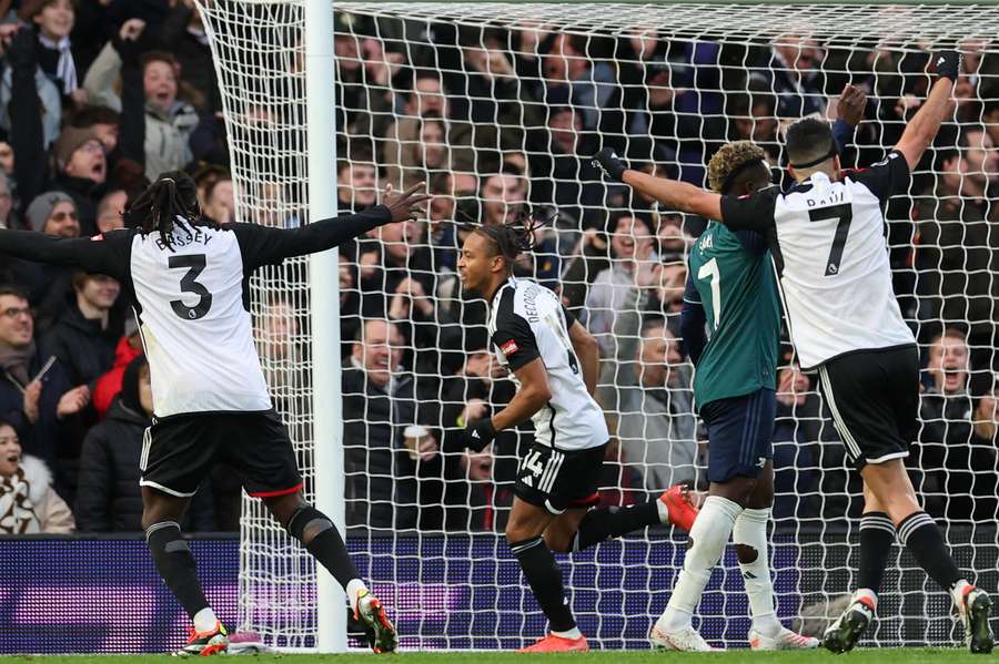 El Fulham remonta y condena al Arsenal, que se queda cuarto.