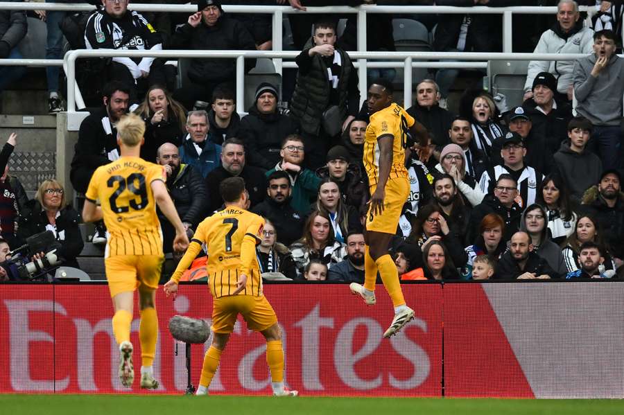 Danny Welbeck y sus compañeros tras su gol.