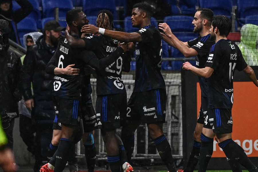 Strasbourg remporte une victoire importante à Lyon (2-1). 