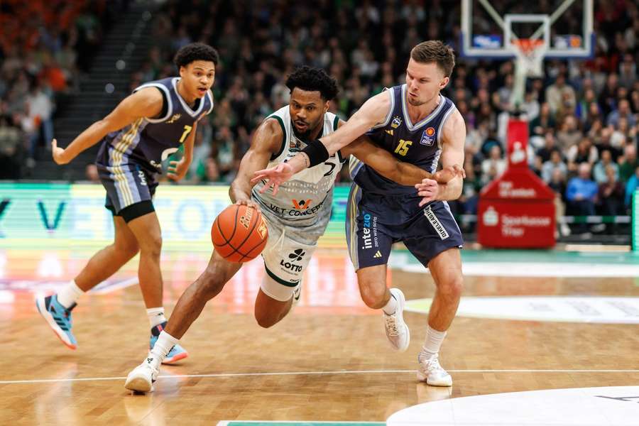 Martin Hermannsson (r.) schnappt sich den Ball gegen Dexter Akanno zurück Martin Hermannsson (r.) schnappt sich den Ball gegen Dexter Akanno zurück