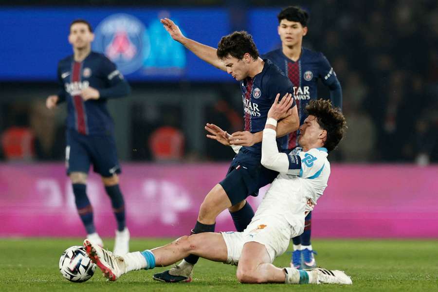 Leonardo Balerdi face à Joao Neves