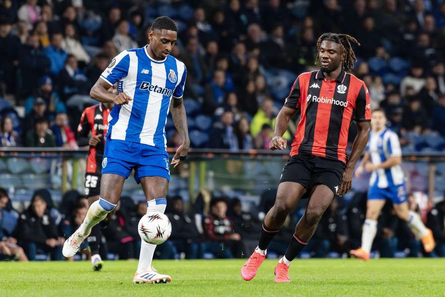 Terem Moffi (direita) jogou no Dragão em novembro