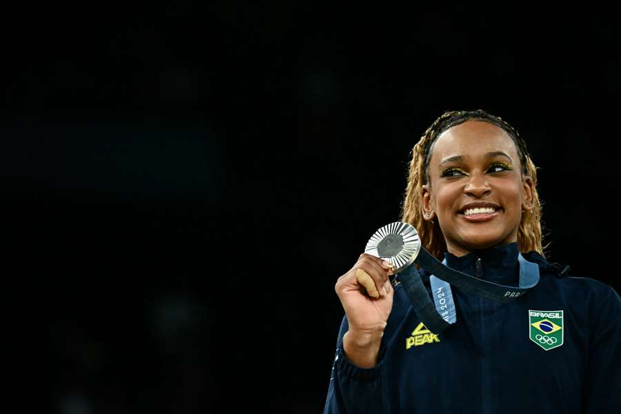 Rebeca Andrade se tornou a primeira mulher brasileira a conquistar quatro medalhas olímpicas