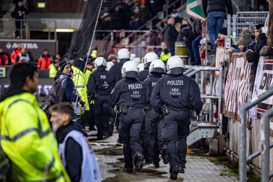 O lado feio do futebol foi revelado em Hamburgo na sexta-feira