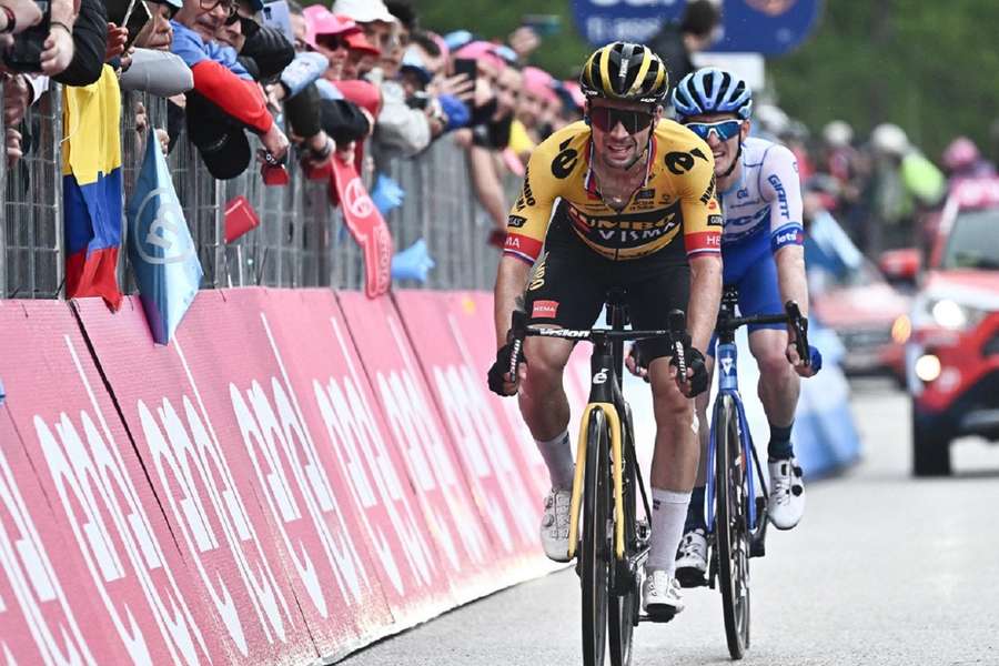 Roglic komt met een verbeten blik binnen