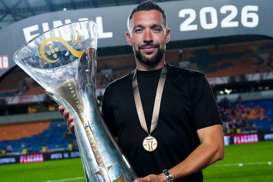 Francesco Farioli com o troféu Francesco Farioli com o troféu