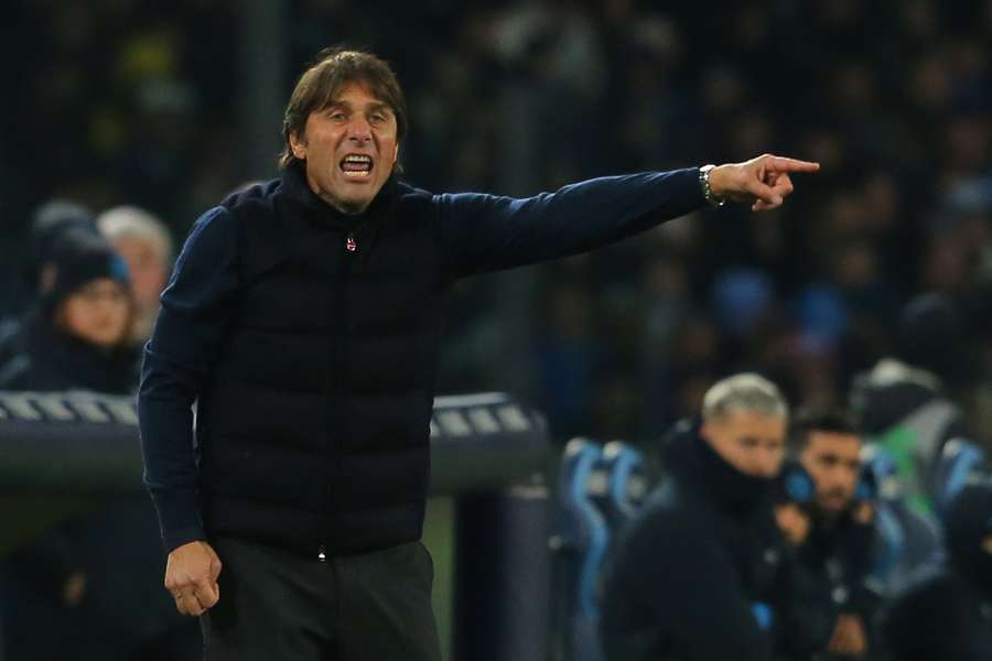 Conte watches on as Napoli beat Roma