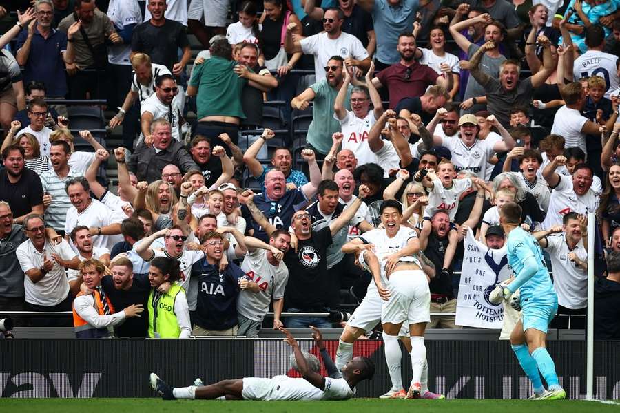 Son en Richarlison juichen bij de winnende goal