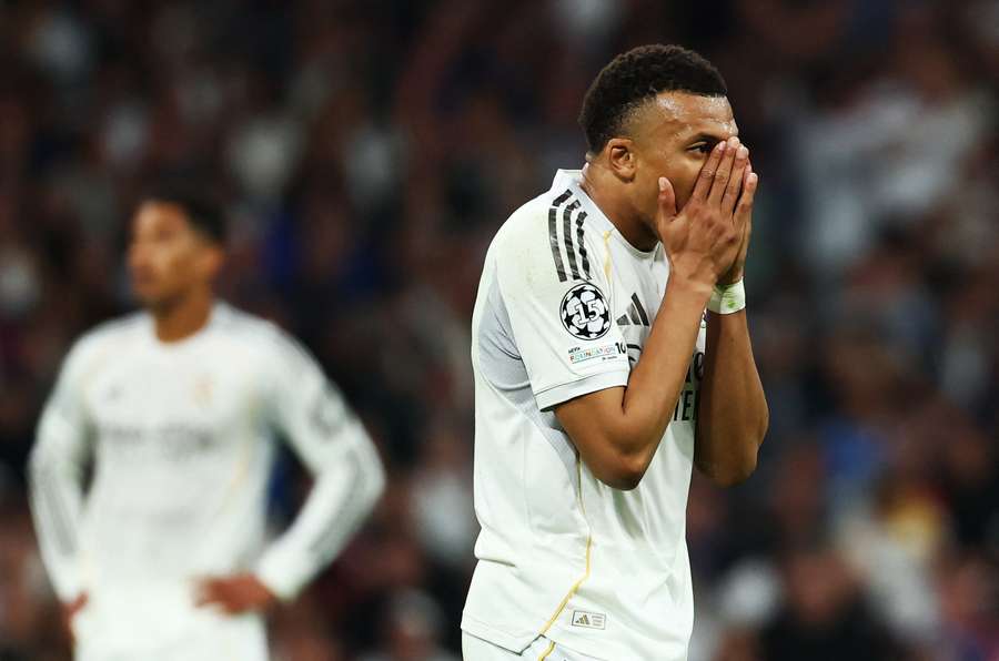 Mbappé se lamenta por una ocasión fallida