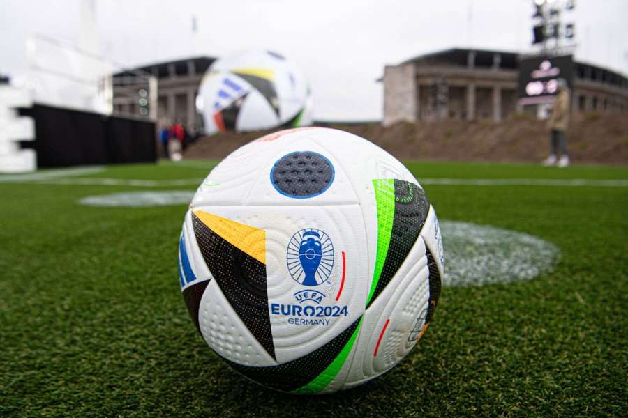 La UEFA presenta il Fussballliebe, il pallone ufficiale di UEFA EURO