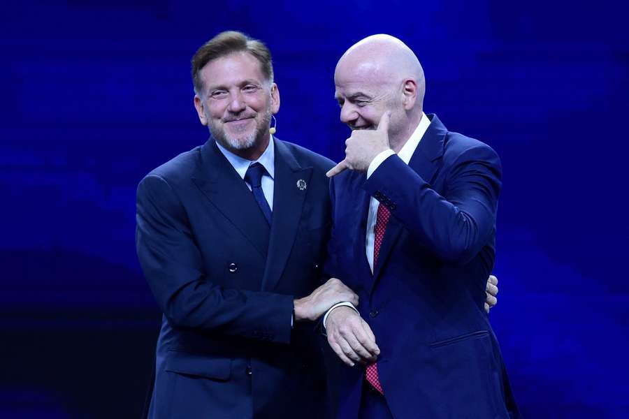 Alejandro Domínguez, presidente da Conmebol, ao lado de Gianni Infantino
