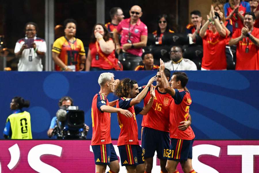 Mikel Oyarzabal celebra su tanto junto con sus compañeros. Mikel Oyarzabal celebra su tanto junto con sus compañeros.