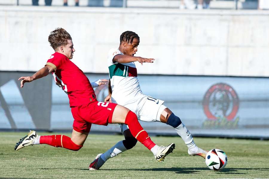 Cardoso Varela em ação contra a Sérvia