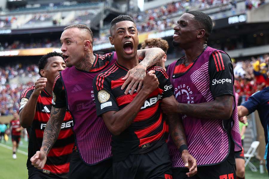 Bruno Henrique (m.) bejubelt den zwischenzeitlichen Ausgleichstreffer