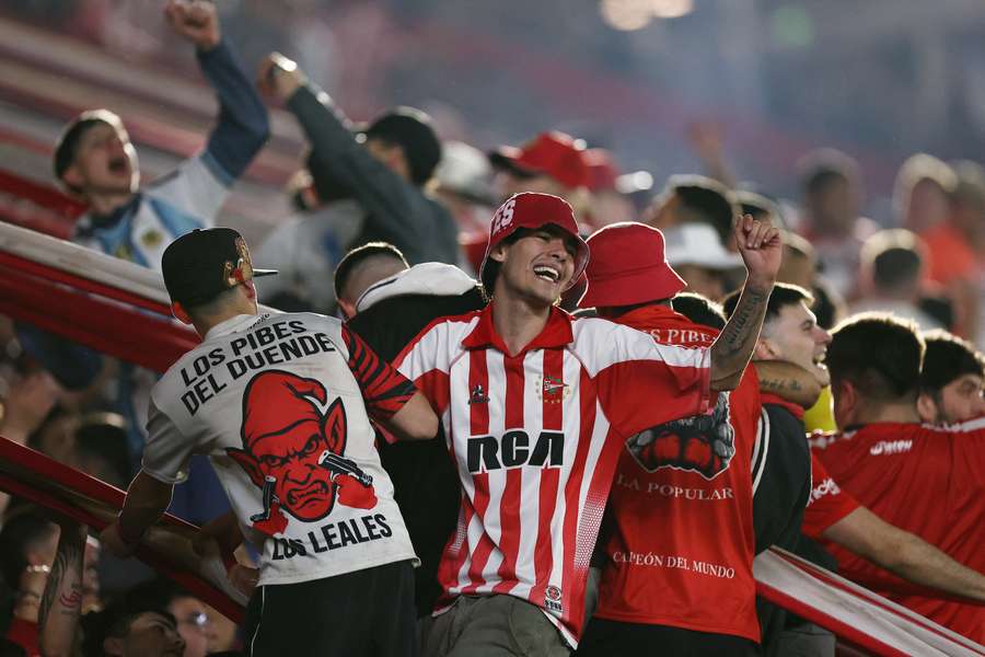 Torcida do Estudiantes em duelo contra o Flamengo Torcida do Estudiantes em duelo contra o Flamengo