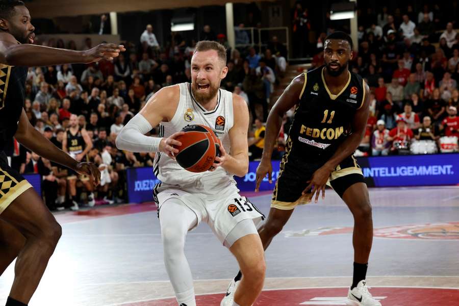 Dzanan Musa intenta entrar a canasta